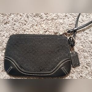 🖤 Coach Signature Wristlet – Classic Black 🖤